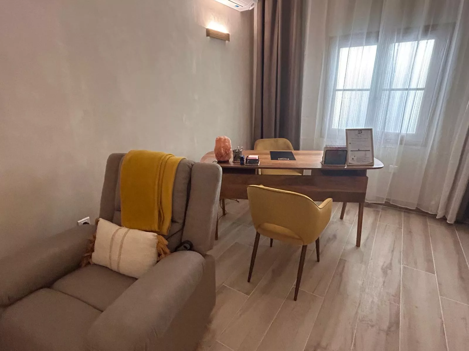 Bureau et espace séance du cabinet Julie Hypnose à Neuilly-Plaisance